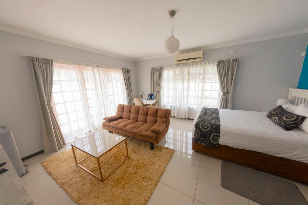 Green Lagoon Guest House Gaborone Esterno foto