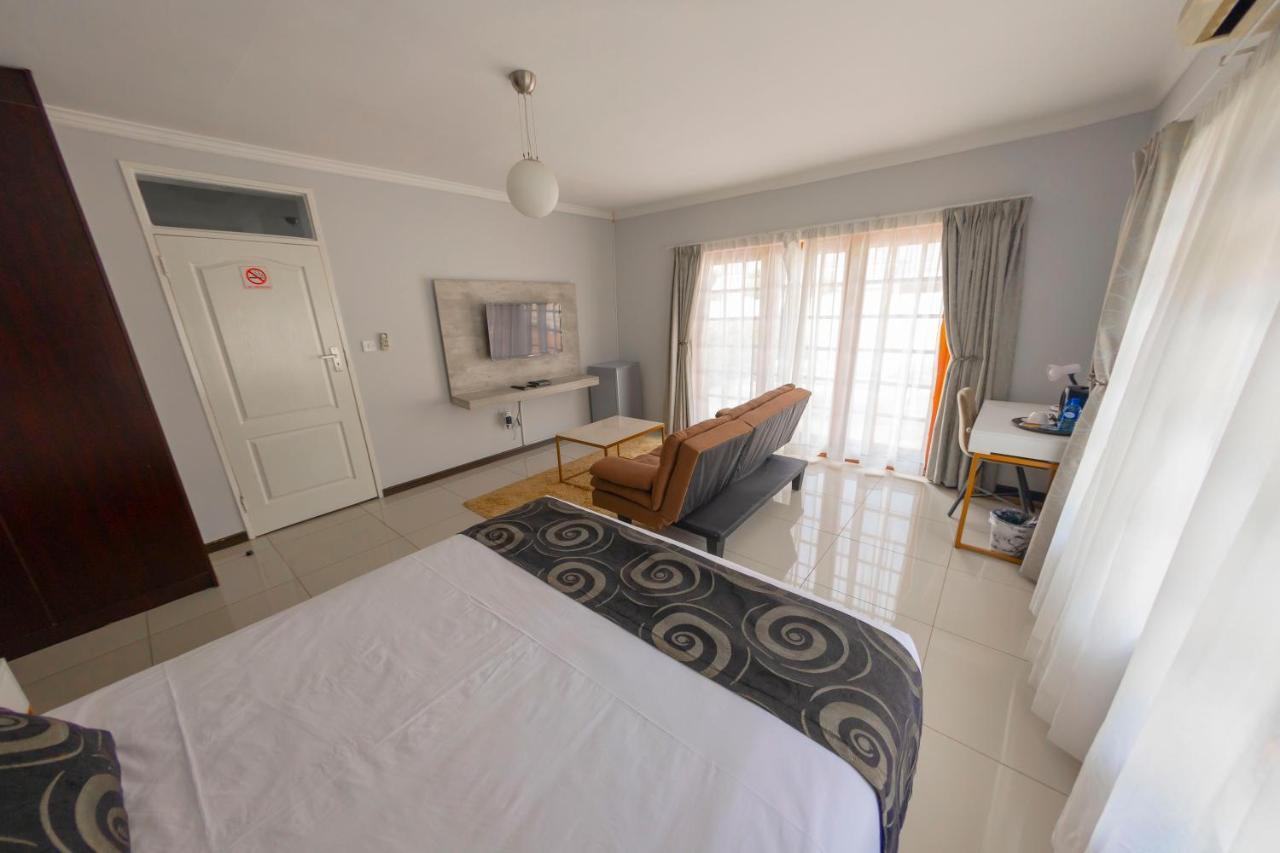 Green Lagoon Guest House Gaborone Esterno foto