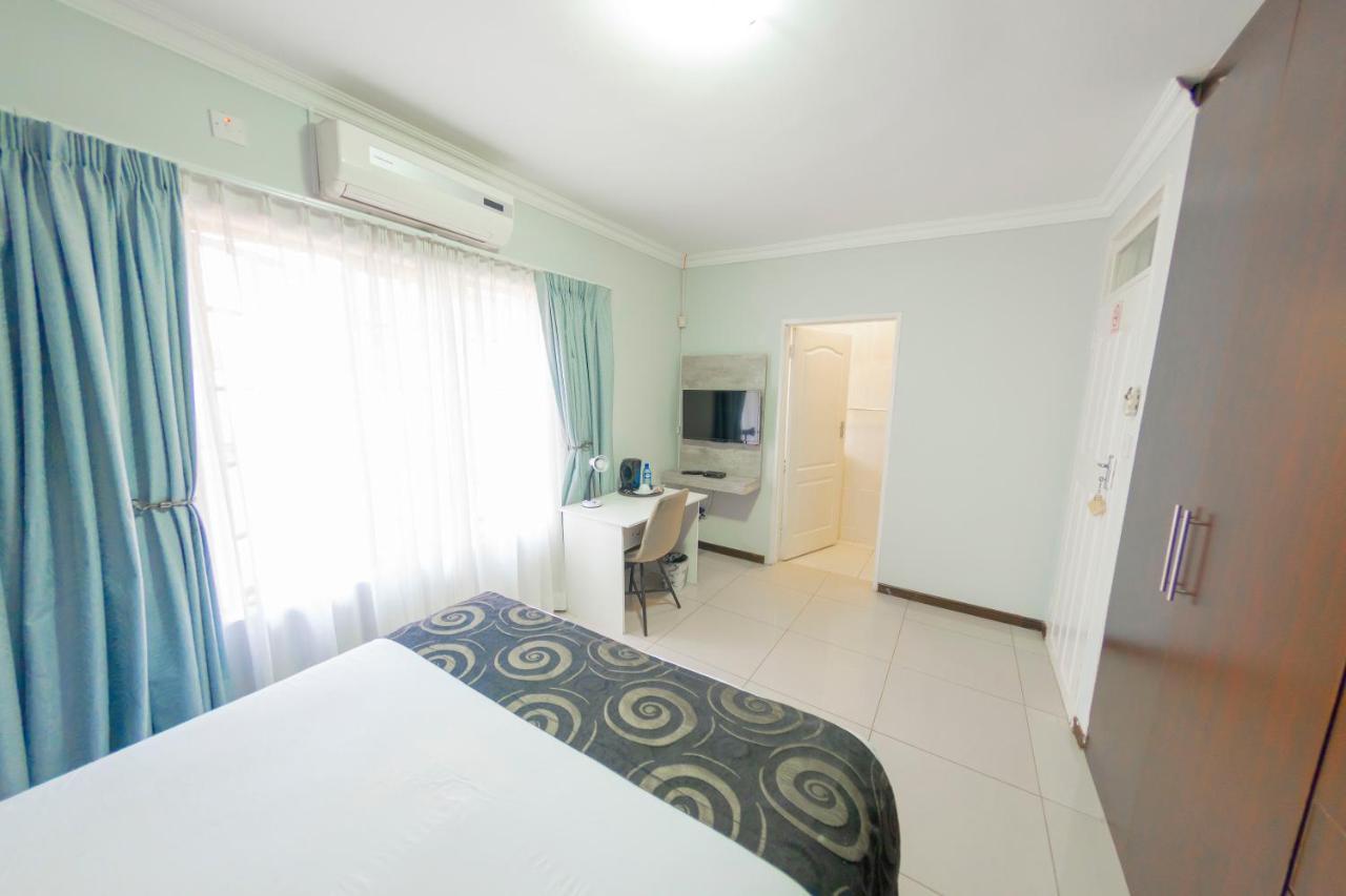 Green Lagoon Guest House Gaborone Esterno foto