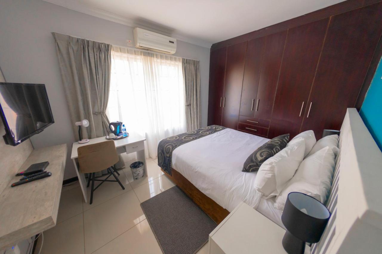 Green Lagoon Guest House Gaborone Esterno foto